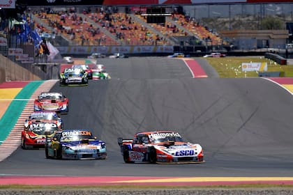 Mariano Werner encabeza un gusano de autos durante la última cita del calendario, en el autódromo Villicum, de San Juan: Ford sumó el segundo título en la era multiválvulas y el número 43 en el historial de TC