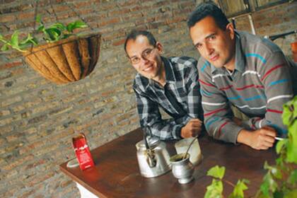 Mariano y César, los uniformados futuros esposos