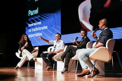Mariano Zabaleta, extenista y fundador de Slice Token; Federico Lauria, fundador de Dale Play Records, y Juan Sebastián Verón, exfutbolista y presidente de Estudiantes de La Plata, dialogaron con Julia Bearzi (Endeavor) durante el Foro Argentino de Inversiones, organizado por Arcap