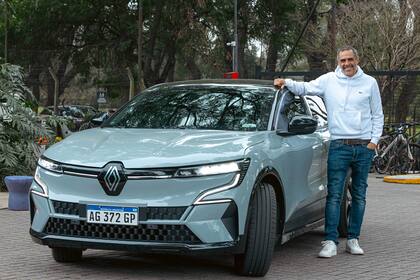 Mariano Zabaleta, vicepresidente de la Asociación Argentina de Tenis junto al Megane E-Tech 100% eléctrico.