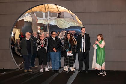 Maribel López, directora de Arco, con el equipo de curadores de la feria, dio la bienvenida a la prensa e invitados en la jornada inaugural