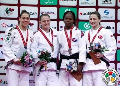 Maricet Espinosa fue medallista panamericana (la tercera desde la izquierda)