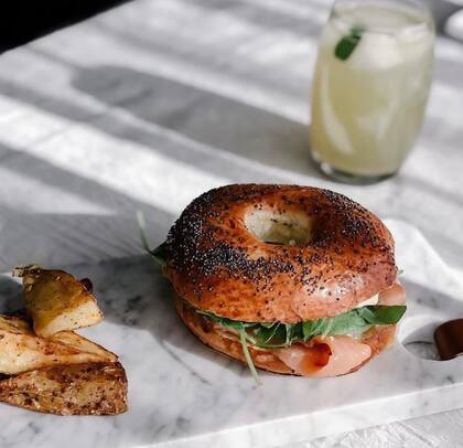 Maridá el bagel de Convite con una limonada fresca.