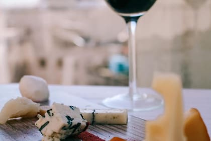 Maridaje de quesos y vinos para un atardecer en la pileta