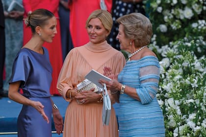 Marie-Chantal con su hija Olympia y su suegra en la puerta de la catedral.