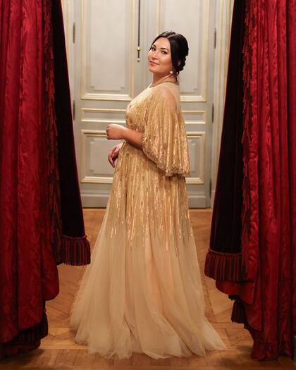 Marie Chevallier, posando con un diseño de Jenny Packman.