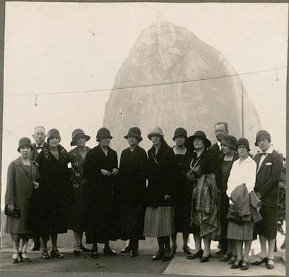Marie Curie y su hija Irène visitan el Pan de Azúcar en Río de Janeiro