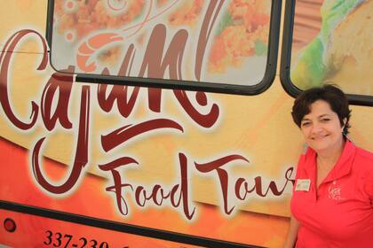 Marie Ducote-Comeaux maneja una van en la que lleva a turistas en un tour gastronómico itinerante con seis paradas