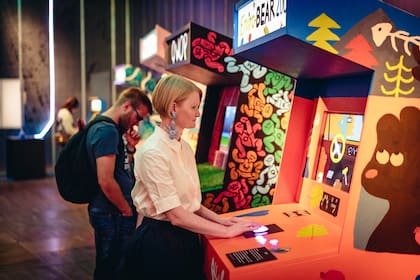 Marie Foulston, la curadora de la exhibición Videogames: Design/Play/Disrupt,en el Victoria and Albert Museum de Londres