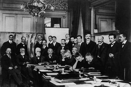 Marie fue la única mujer en el primer congreso Solvay, celebrado en 1911. También estuvieron su amigo Einstein y su amante Langevin.