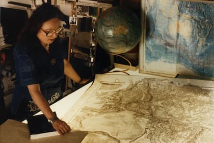 Marie Thrap descubrió que los perfiles de las alturas tenían el mismo patrón (grietas en forma de V)