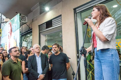 Mariel Fernández, con Bianco, Taiana, Lucía Cámpora y Grosso, en la inauguración de su local porteño