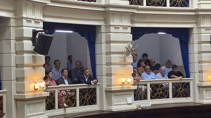 Mariel Fernández, intendente de Moreno, junto alcaldes y sindicalistas en la Legislatura