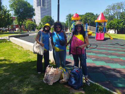 Mariel Pujo, Patricia Pereyra y Julieta Penedo son las fundadoras de “Libros en el barrio”, una organización que promueve la lectura, acercando libros y actividades culturales al barrio Mitre