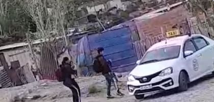 Mariela, con Ángel en brazos, y su marido al salir de su hogar