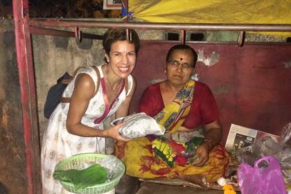 Mariela, de compras por las calles de su barrio, en Nashik, India.