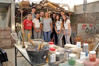 Mariela en el taller con algunos de sus estudiantes de la escuela Hipólito Yrigoyen, antes de la cuarentena