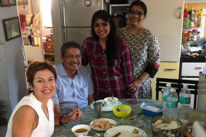 Mariela en la India junto a la familia de Amita, su querida profesora de inglés, que se transformó en una hermana.