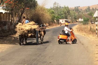 Mariela en la moto con la que recorrió la región, sin límites.