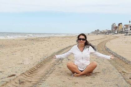 Mariela es artista plástica, diseñadora y viajera, en el 2016 reunió sus pasiones y creó Argentina Abstracta, una colección de cuadros, paisajes de Argentina a través de la geometría y el arte abstracto.