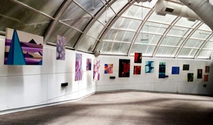 Mariela expuso su obra en toda la Argentina. Su colección es una visita guiada por todas las provincias a través del arte abstracto.