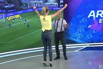 Mariela Fernández le propone a Elio Rossi festejar el gol y se dispone a abrazar a su compañera