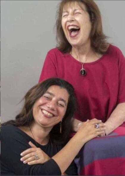 Mariela, junto a su madre, Raquel.