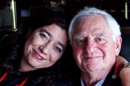 Mariela junto a su padre, en la actualidad.