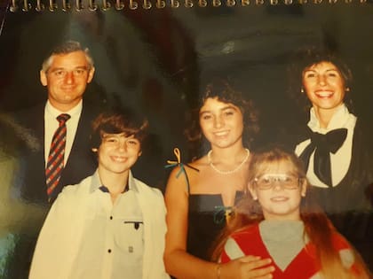 Mariela, junto a sus padres y sus hermanos, Diego y Analía Ivanier.