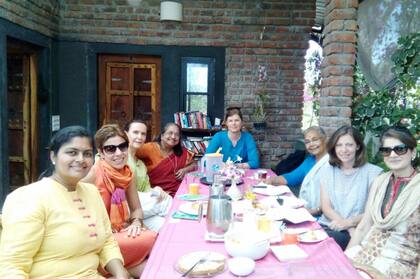Mariela, junto a varias de sus amigas en India.