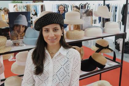 Mariela Osorio tiene un emprendimiento de moda de sombreros