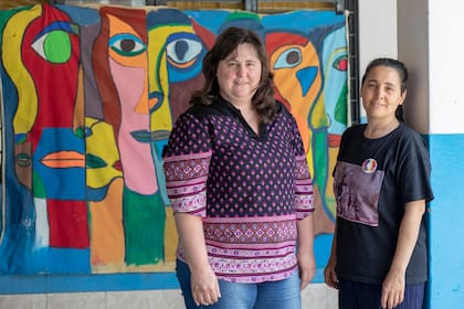 Mariela Poletti y Paola Quiroga, directora y docente de la escuela secundaria N°10, ubicada en el predio del Sommer