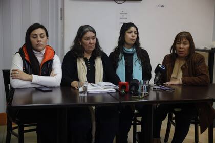 Mariela Quintanilla (con bufanda celeste), madre de Iara Nardelli, en la conferencia de prensa en la que estuvo acompañada por Marta Montero, madre de Lucía Pérez, víctima de abuso sexual seguido de muerte