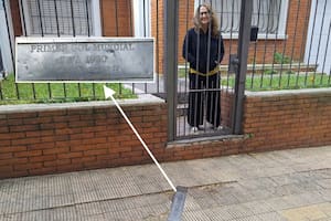 Orgullo (y desventajas) de vivir con el arco del primer gol mundialista en la puerta de tu casa
