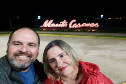 Mariela y su novio en un paseo por Monte Caseros