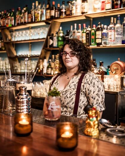 Mariels Martumanian, experta en coctelería tiki y tragos frutales.