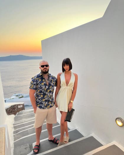 Marigona junto a su esposo en Grecia