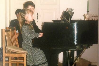 Marija Clara nació en una familia de músicos. Ambos, su padre, Petrás Vysniauskas, un saxofonista de jazz famoso en Lituania y su madre, una instructora de piano, fueron responsables en introducirla en las artes musicales y le dieron absoluta libertad para estudiar lo que deseaba en todo momento.