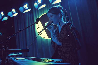 Marija Clara presentó “Deep Dive”, su nuevo EP con un recital en vivo y gratuito desde su cuenta de Instagram @marija.clara. Su música invita a navegar en lo profundo de la interioridad de las personas y sus vínculos con el mundo que los rodea.