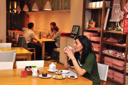 Marilina Cuesta adora tomar el té en el flamante local de Nucha