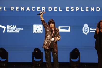 Marilina Ross dedica su premio en la ceremonia inaugural a Cristina Kirchner