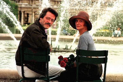 Foto de 1997 junto a su marido, el actor Rodolfo De Souza, en los jardines del Palais-Royal, de París