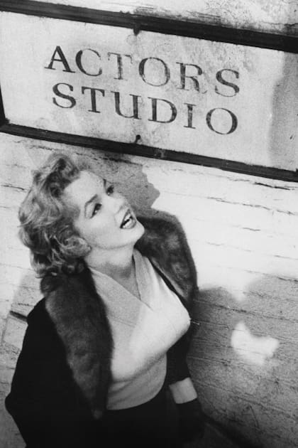 Marilyn conoció a Lee Strasberg, pionero del “método” de actuación, en 1955. Además de su maestro en el Actors Studio, él y su mujer fueron sus confidentes.
