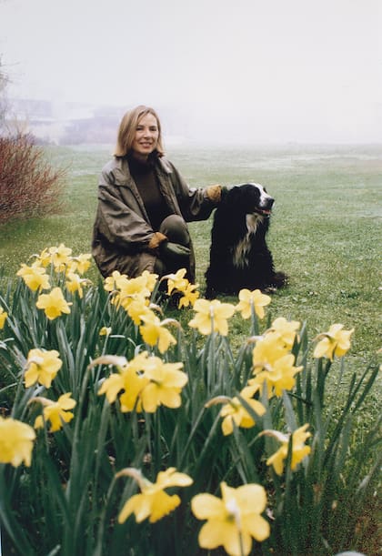Marilyn en plena plantación de narcisos hace ya veinte años. Un sentido homenaje a su marido que ilumina el parque en la época fría