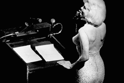 Marilyn entona su famoso "Happy Birthday, Mr. President” a John Fitzgerald Kennedy en el Madison Square Garden de Nueva York