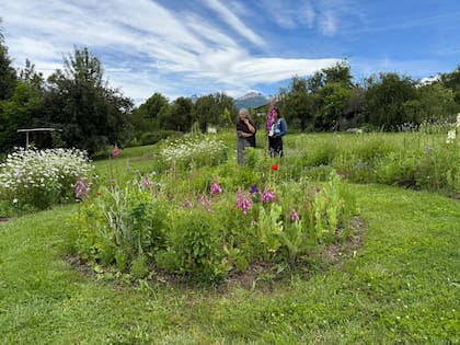 Marilyn Jones, en la Colina del Druida, junto a Cintia Figueroa, secretaria de Turismo de Trevelin