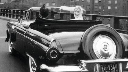 Marilyn Monroe a bordo de su Ford Thunderbird