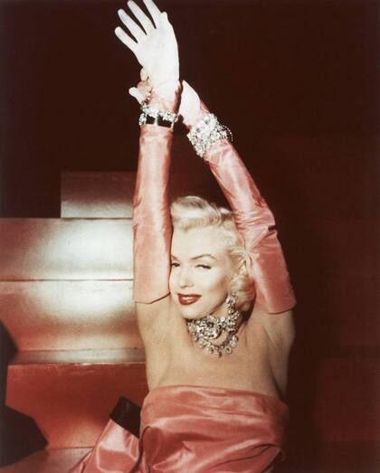 Marilyn Monroe cantando "Los diamantes son los mejores amigos de una chica" en una escena del film 'Los caballeros las prefieren rubias', de 1953
