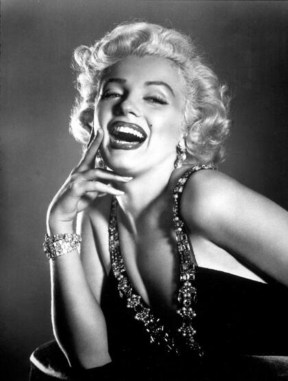 Marilyn Monroe había sido despedida y pasaba por un estado de depresión; la encontraron desnuda en su cama, con un frasco de barbitúricos vacío