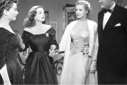 Marilyn Monroe hizo en La malvada una de sus primeras apariciones en el cine. Aquí, junto a Anne Baxter, Bette Davis y George Sanders